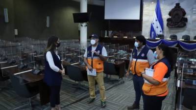 Personal de unidad epidemiológica revisando las instalaciones del Congreso Nacional.