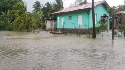 Las autoridades hondureñas han informando de techos y caída de postes, árboles y tendido de energía eléctrica producto de las lluvias.