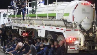 Fotografía cedida por la Oficina de Aduanas y Protección Fronteriza (CBP) donde aparecen algunos de los 50 inmigrantes indocumentados que estaban escondidos en la cisterna de un camión interceptado después de la medianoche del 28 de mayo en un puesto de control en la carretera 83 en el sur de Texas.