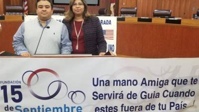 Fotografía cedida por la Fundación 15 de Septiembre en la que se registró a su presidente, Juan Flores, y a su vicepresidenta, Maybelle Castillo, al sostener una pancarta del grupo.