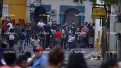Un grupo de personas intentó abrir una tienda en el centro de Tegucigalpa.