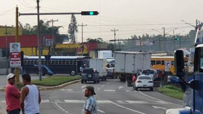 Los transportistas colocaron las unidades en carreteras para bloquear el paso.