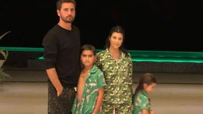 Kourtney Kardashian y Scott Disick en el selfie familiar de su noche de Acción de Gracias.