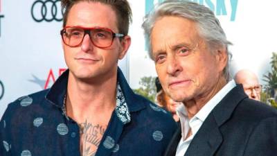 Cameron Douglas dice que ha estado sobrio desde su liberación de prisión en 2016 y trabaja para reconstruir una relación con su familia, especialmente con su padre, Michael Douglas.