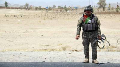 Un soldado hace guardia en un punto de control en el distrito de Maiwind en Kandahar (Afganistán). EFE