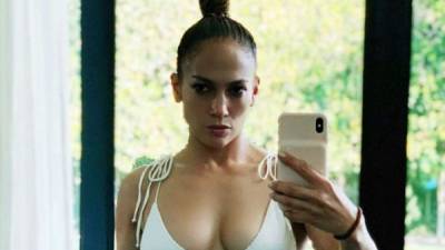 La famosa actriz y cantante Jennifer López se mostró nuevamente en bikini y sorprendió a sus seguidores al revelar su gran cuerpazo.