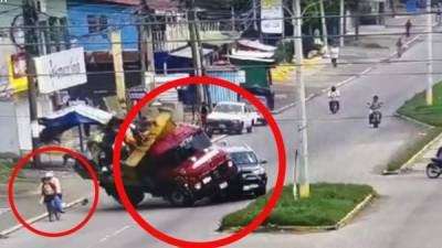 Momento en que la volqueta impacta con la camioneta. Una persona que se conducia con otro pasajero en bicicleta se salvó de milagro.