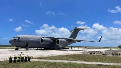 Un avión C-17A Globemaster III de la Real Fuerza Aérea Australiana, que entrega la primera carga de ayudaa, llega al aeropuerto internacional Fua’amotu de Tonga.