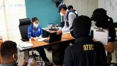 Agentes de la Atic indagando en las oficinas de la Arsa en Tegucigalpa.