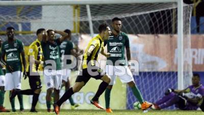 Jhow Benavídez le dio el empate al Real España con un golazo de tiro libre. Foto Neptalí Romero