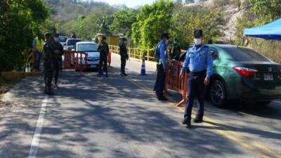 La Policía tiene instalados varios retenes y operativos en todo el país.