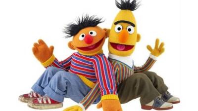 Enrique (i) y Beto (d) (Ernie y Bert en inglés) fueron creados por Frank Oz y Jim Henson.