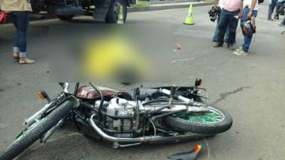 Un joven motociclista murió atropellado este jueves en Tegucigalpa.