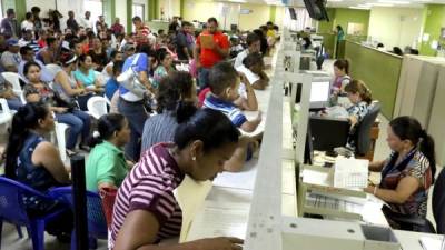 Cientos de personas pagan sus impuestos en las oficinas de la DEI. Foto: Yoseph Amaya
