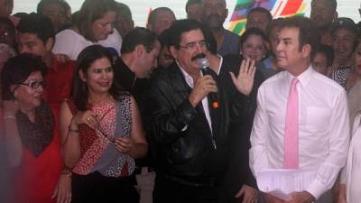 El expresidente Mel Zelaya con el candidato presidencial Salvador Nasralla en una de sus comparencia.