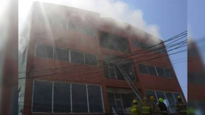 Edificio en La Ceiba con humo en su última planta después de un conato de incendio.