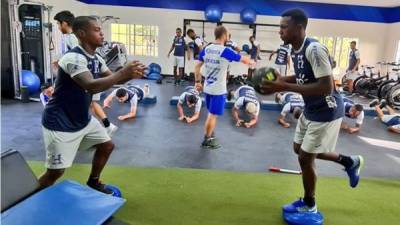 Los jugadores Edwin Solano y Carlos Fernández se pasan el balón durante la sesión de entreno en el gimnasio. Foto @FenafuthOrg