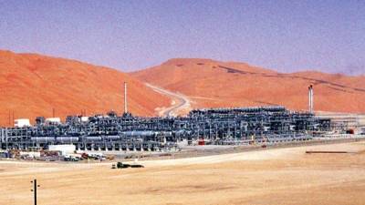 Una planta industrial separa el gas del crudo recién extraido del yacimiento Shaybah de Saudi Aramco.