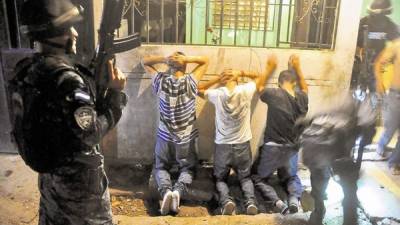 Soldados de las fuerzas especiales estadounidenses capacitan equipos SWAT en Honduras para atacar la delincuencia generada por las pandillas.