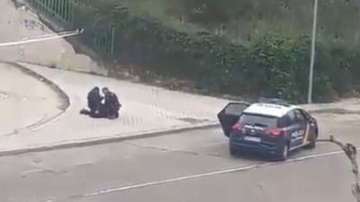 Los policías intentaron esposar a la corredora pero esta se resistió, por lo que la tuvieron que tirar contra el suelo para poder contenerla.