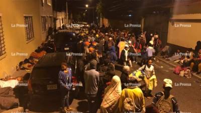 Integrantes de la caravana pasaron la noche en medio de frío y a la intemperie.