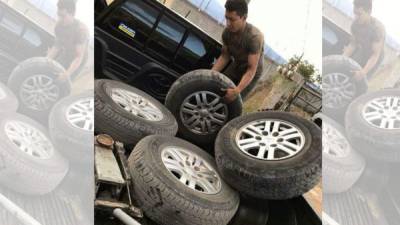 Al carro del alcalde le quitaron las cuatro llantas.