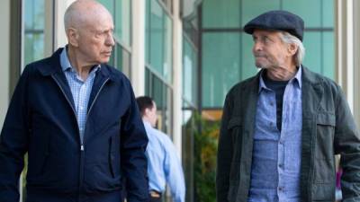 Alan Arkin y Michael Douglas son los protagonistas de la serie.