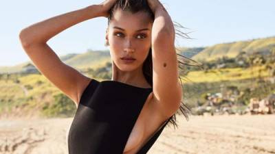 La modelo está paseando su estilo veraniego por las playas de Míconos con una amplia colección bikinis que ha combinado con un carísimo cinturón-joya de oro.