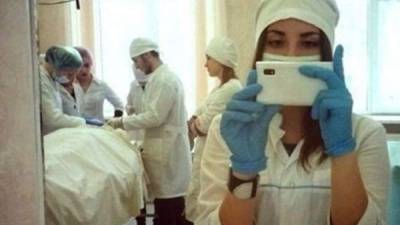 Varios estudiantes han sido sancionados por divulgar selfies con pacientes inconscientes durante cirugías en América Latina.