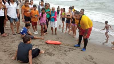 Tres niños estuvieron a punto de perder la vida este domingo mientras disfrutaban del mar.