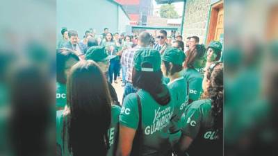 Mantienen su uniforme verde.