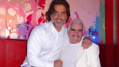 Los cantantes mexicanos Alejandro (i) y Vicente Fernández. Foto Instagram @_vicentefdez