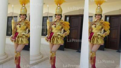 La esbelta palillona Daniela Villafranca dejó a todos impresionandos, lucía espectacular con su traje, confeccionado con brocados, broches y plumas. Es uno de los trajes más costosos que supera los 10 mil lempiras. Fue diseñado por Carlota Molina.