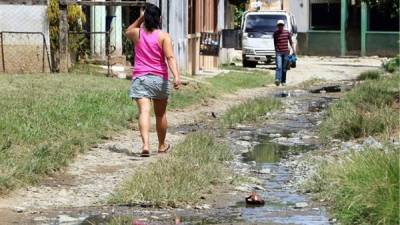 Por la falta de alcantarillado sanitario, las aguas negras corren por las calles. Foto: Efraín V. Molina.