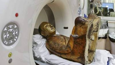 La estatua china, durante la tomografía. En su interior está el cuerpo del monje Liuquan.