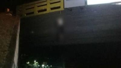Escena del crimen en San Pedro Sula, zona norte de Honduras, en la que fue hallado colgando un cadáver de un puente.