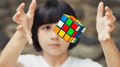 El profesor de arquitectura Erno Rubik inventó el cubo de Rubik en 1974. Foto: iStock.