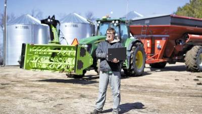 Matt Reimer, un agricultor de Manitoba, Canadá, creó un tractor autónomo usando software abierto.