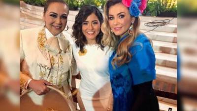 Katheryn Banegas (c), junto a Aida Cuevas (i) y Aracely Arámbula (d).