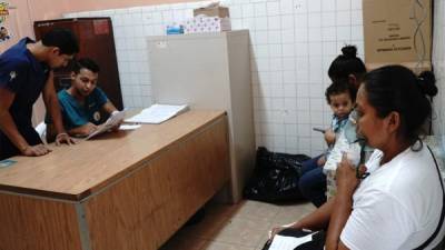 Una paciente es nebulizada en el centro de Salud Miguel Paz Barahona de San Pedro Sula.