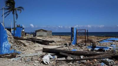 Vista de un muro destruido junto a unos postes caídos el 15 de septiembre, en el poblado de Cojímar, en La Habana, Cuba, tras paso del huracán Irma. EFE/Archivo