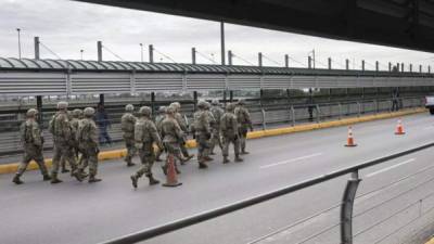 Archivo - Militares llegan a frontera entre México y Estados Unidos.