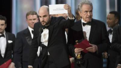 Ha pasado un año pero en Hollywood todavía se escuchan los ecos de la mayor equivocación que han vivido los Óscar en su historia.