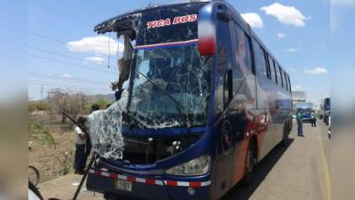 El bus quedó destruido de su parte delantera después de la colisión.