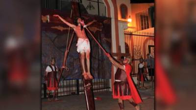 Cuando el reloj marcaba las 5:00 pm, los jóvenes que encarnaron a cada una de las personas que estuvieron y acompañaron a Jesús en su camino hacia el monte Calvario salieron de la iglesia Cristo Salvador. Fotos: Cristina Santos