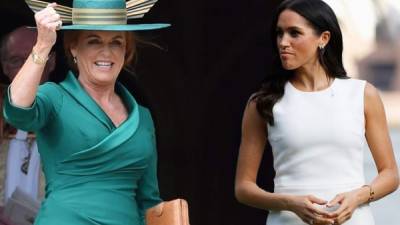 Sarah Ferguson (i) no quedó contenta cuando Meghan (d) y Harry contarán a la familia real del embarazo durante la boda de Eugenia.