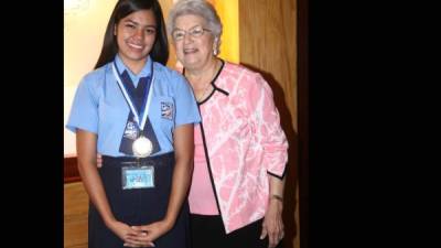 Hillary Gisselle Paz Amador, la nueva Citizen 2017, junto a la invitada de honor Martha Larach de Canahuati.