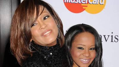 La única hija de la cantante Whitney Houston fue hallada inconsciente en el baño de su residencia de Atlanta a principios de año. La joven murió ayer 26 de julio tras estar varios meses en coma.