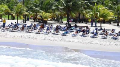 Decenas de turistas ya disfrutan de las bellas playas de Tela, en el norte de Honduras.