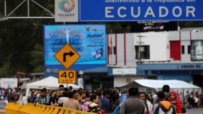 Migrantes venezolanos permanecen este jueves en Rumichaca, en la frontera de Ecuador con Colombia. EFE